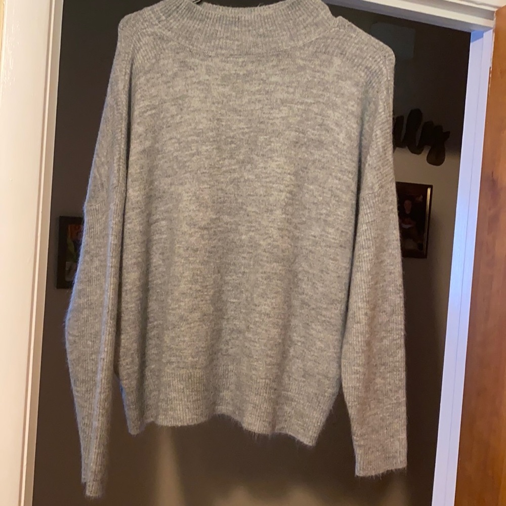 Long sleeve grey sweater